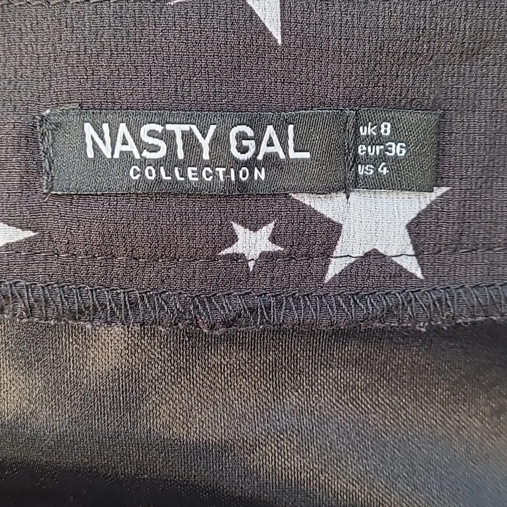Nasty Gal Y2K Style Black Ruffle Star Print Mini Skirt Womens Size 4 - Picture 14 of 15